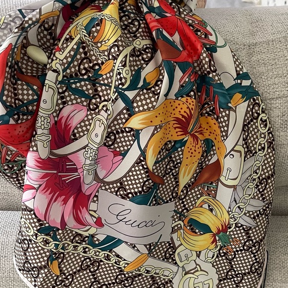 Floral GG Silk Scarf with Vibrant Colors - Picture 2 of 2